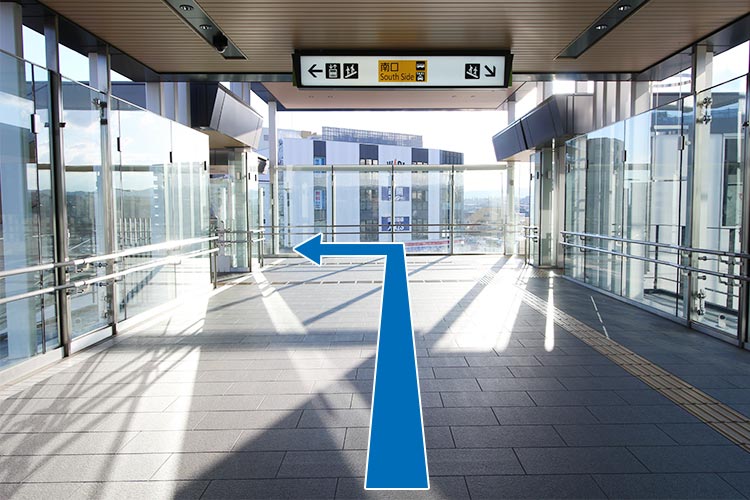 ①改札を出て南口の左の階段もしくはエレベーターで1階に下りてください。