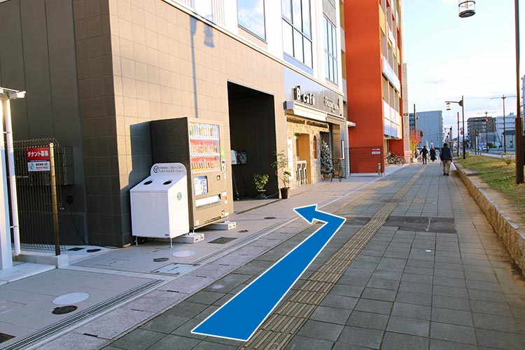 ④道なりに進むと当院がございます。